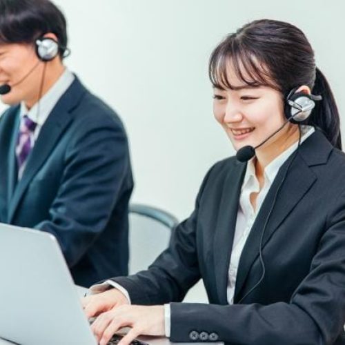 アドバイザーがインカムでお客様対応をしているイメージ